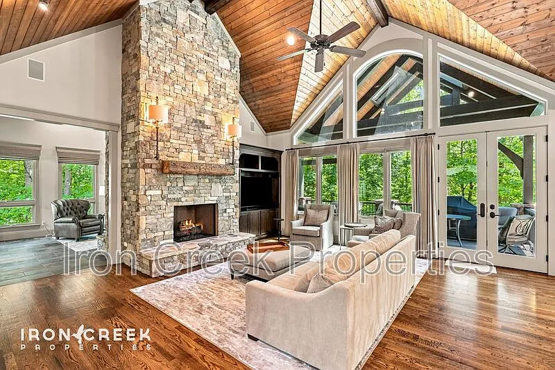 4 bed, 4.0 bath, 4610 sqft, $6,650 — Photo 2