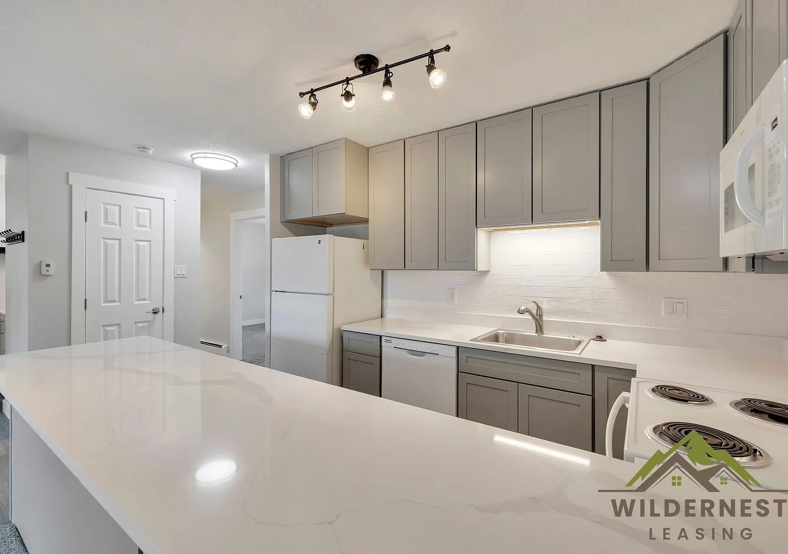 Freshly Remodeled- 2 Bedroom/2 Bath W/Clubhouse — Photo 2