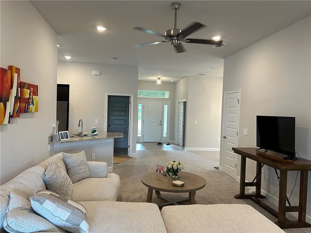 4 bed, 2.0 bath, 1825 sqft, $2,500 — Photo 2
