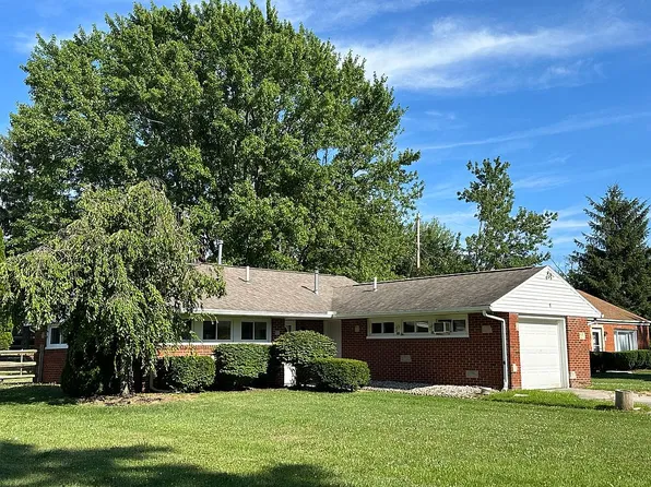 1 Greenbrier Ct, Bowling Green, OH 43402
