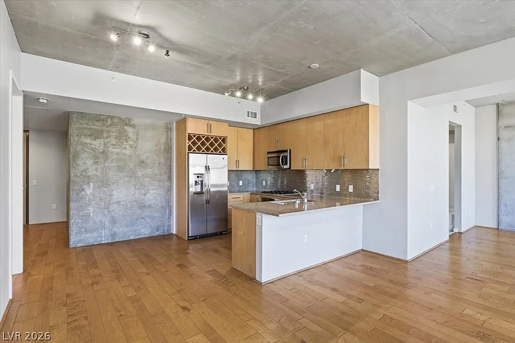1 bed, 2.0 bath, 984 sqft, $1,995 — Photo 4