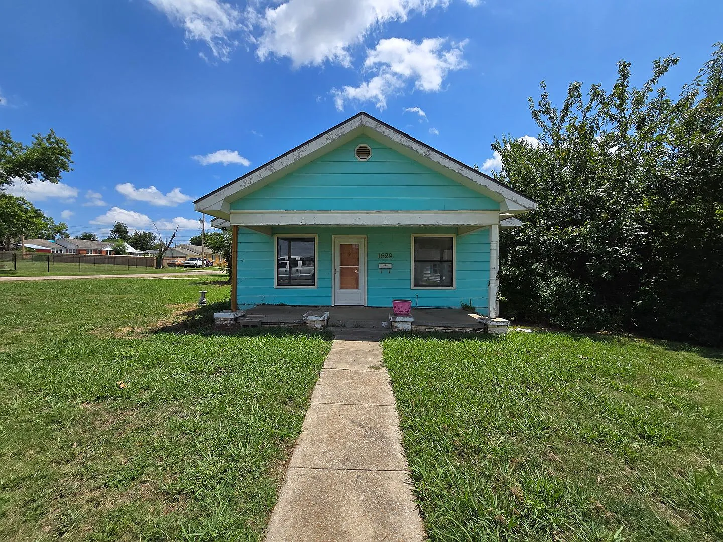 Charming 2 bedroom, 1 bathroom home — Photo 1