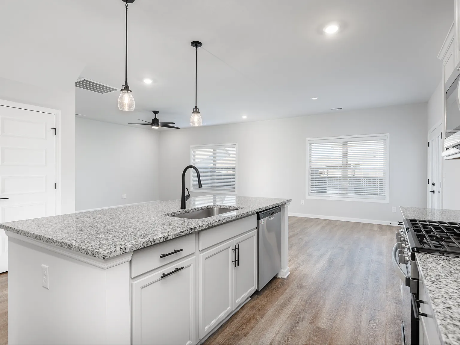 4 bed, 2583 sqft, $2,200 — Photo 4