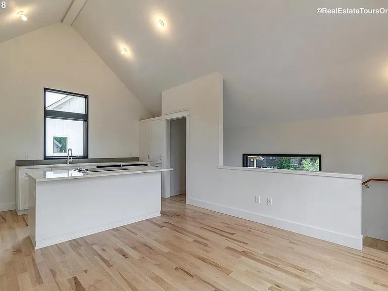 2054 NE Morgan St #B — Photo 5