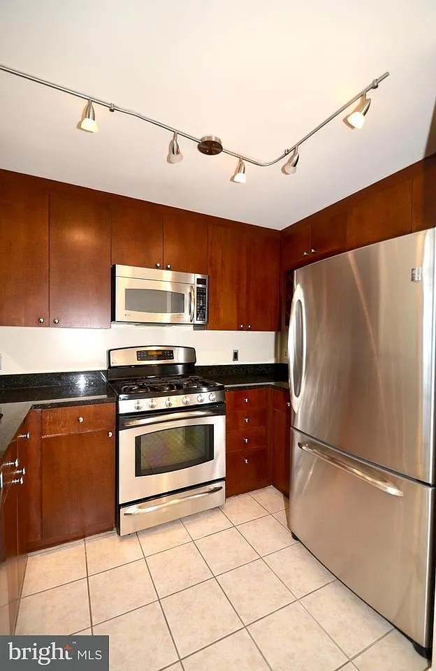 Bright Penthouse Condo w/ Garage Parking in Downtown Silver Spring — Photo 4