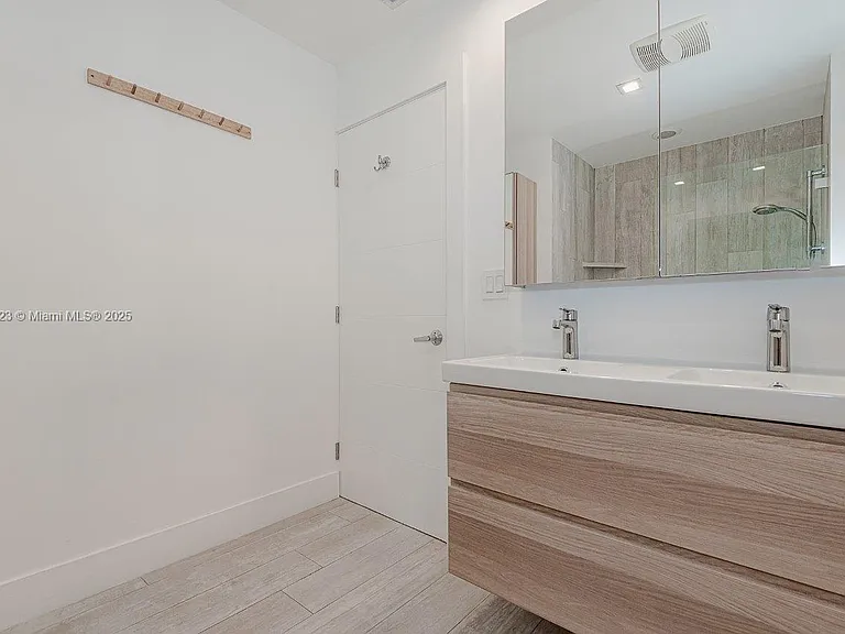 2301 Collins Ave #21 — Photo 15