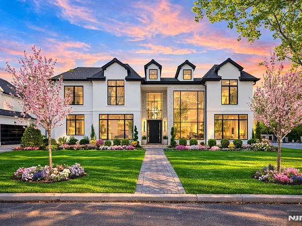 2 Maple St, Englewood Cliffs, NJ 07632