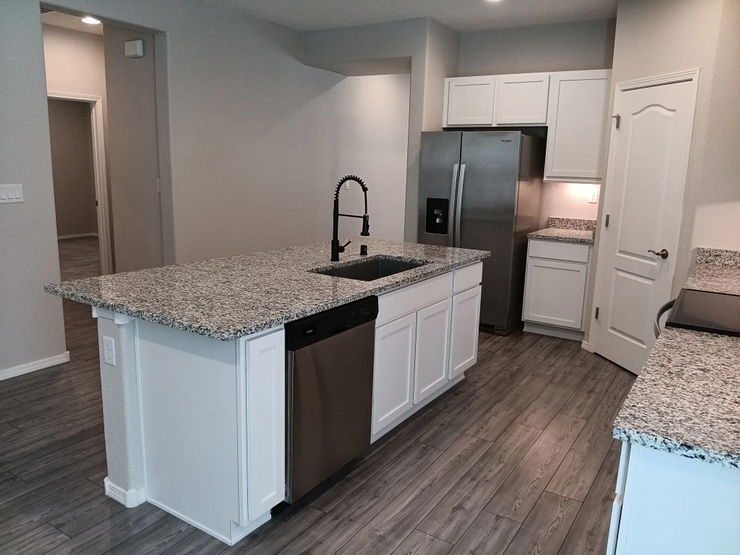 3 Bedroom, 2 Bathroom Home! Schedule a Showing! — Photo 4