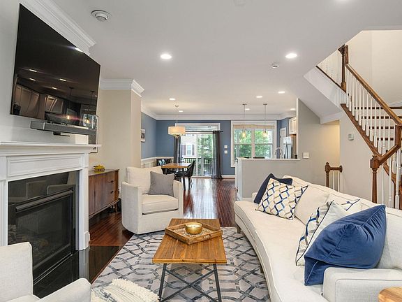 4th image of 992 Belvedere Way