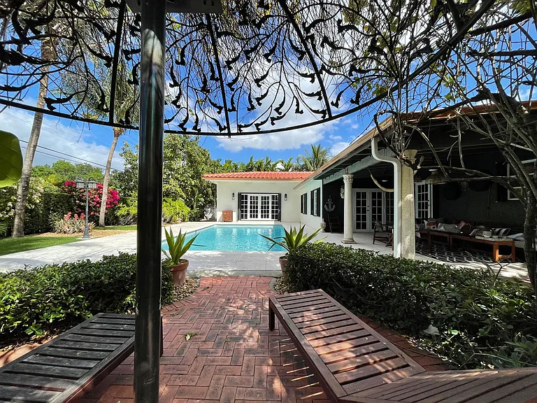 Nice shaded spots to view the pool.