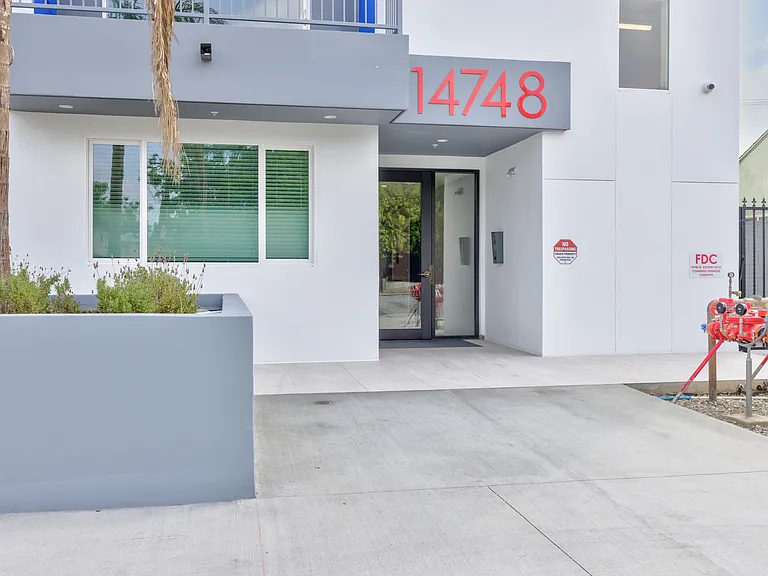 14748 Victory Blvd — Photo 16