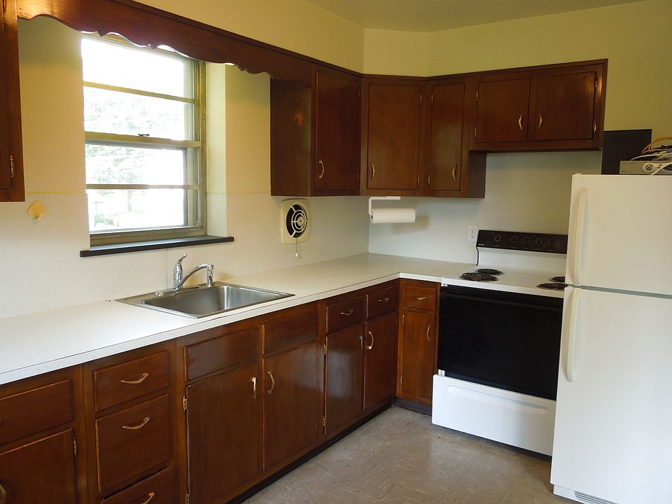 2nd image of 555 High St APT 3
