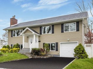 133 W 5th St, Deer Park, NY 11729