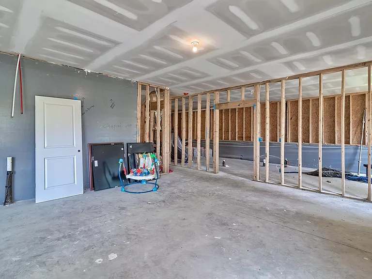 558 Mahonia Rd — Photo 45
