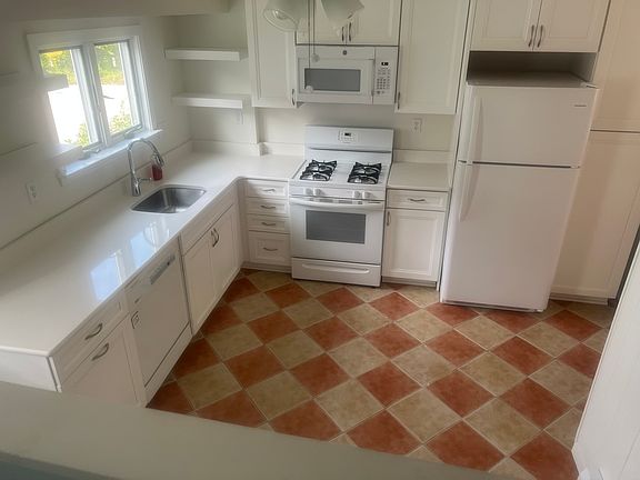 Fully Applianced Kitchen (gas stove, DW, Microwave & Fridge)