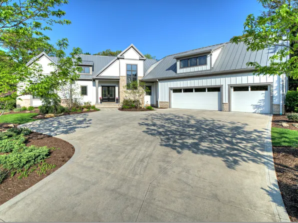355 Lakehurst Dr, Bratenahl, OH 44108