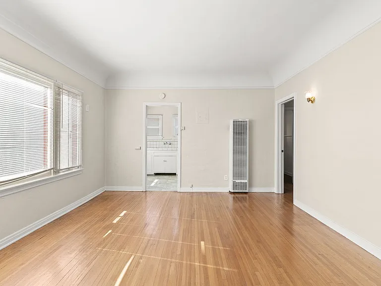 1715 Termino Ave — Photo 4