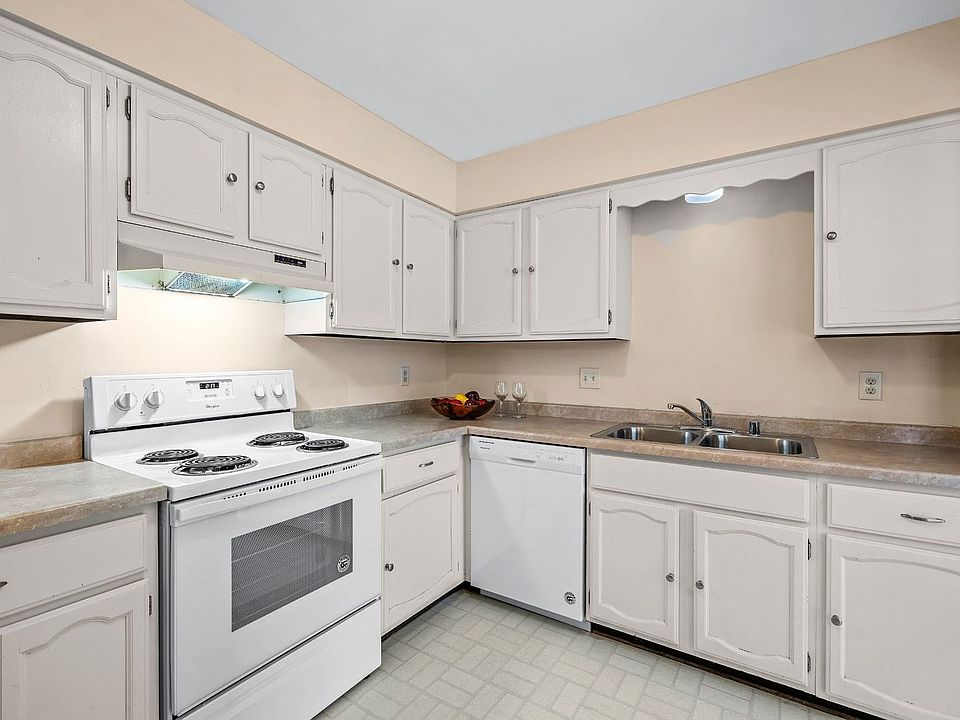 2000 W Good Hope Rd 2 br / 1.5 ba, 1300, Milwaukee, WI 53209 Zillow