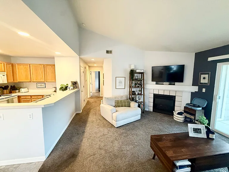 5225 White Willow Dr #210 — Photo 2