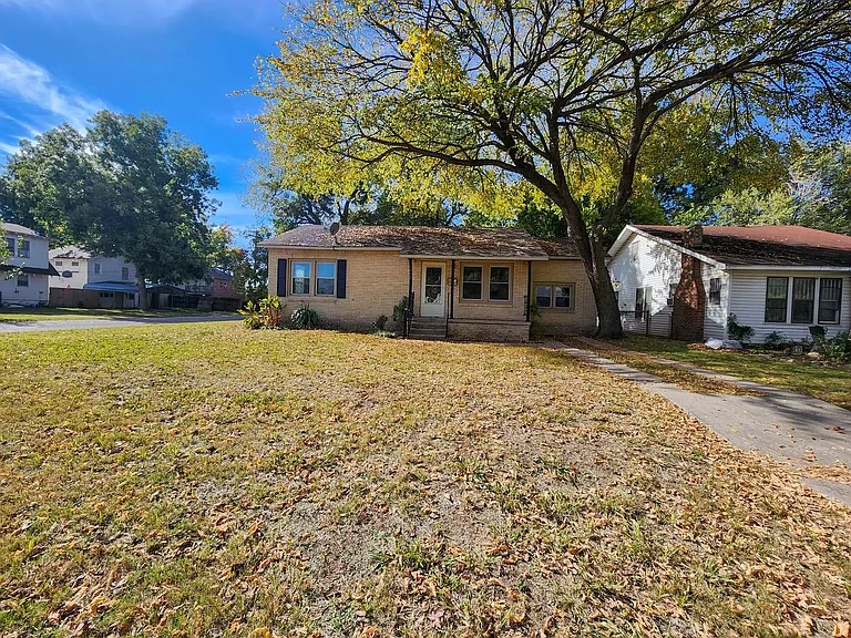 1002 Overland Ct — Photo 2