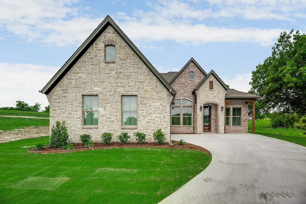 4 bed, 2333 sqft, $2,850 — Photo 2