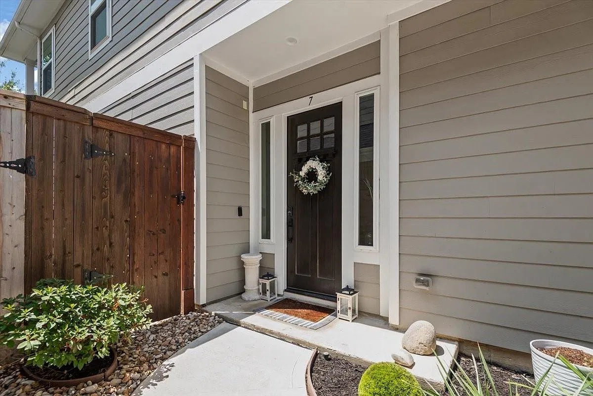 3 bed, 2.5 bath, 2299 sqft, $3,300 — Photo 3