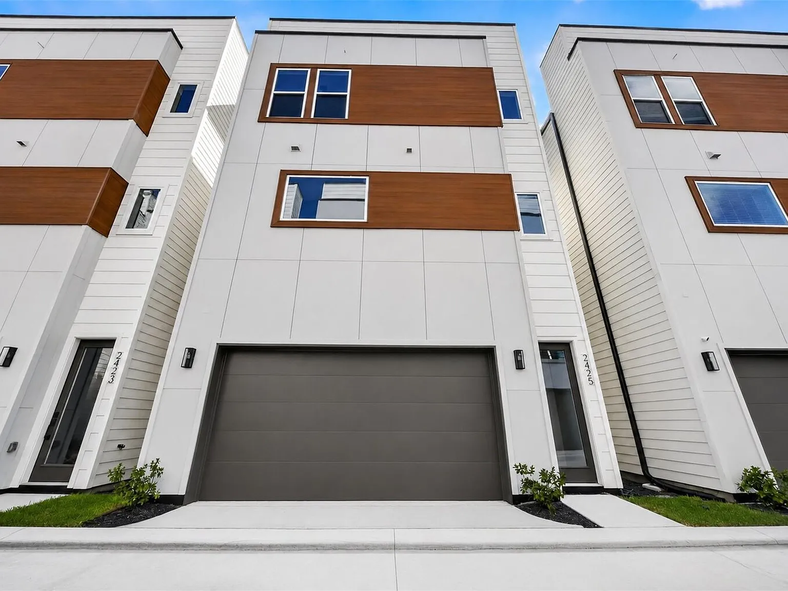 3 bed, 3.5 bath, 2019 sqft, $2,384 — Photo 2