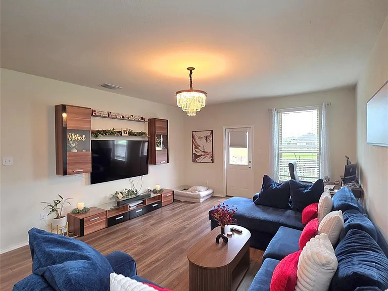 350 Bedford Falls Ln — Photo 5