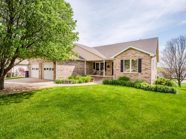 113 Oakhill Cir, Wamego, KS 66547