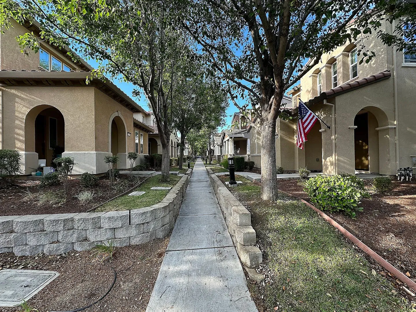 3 bed, 2.5 bath, 2070 sqft, $2,900 — Photo 2