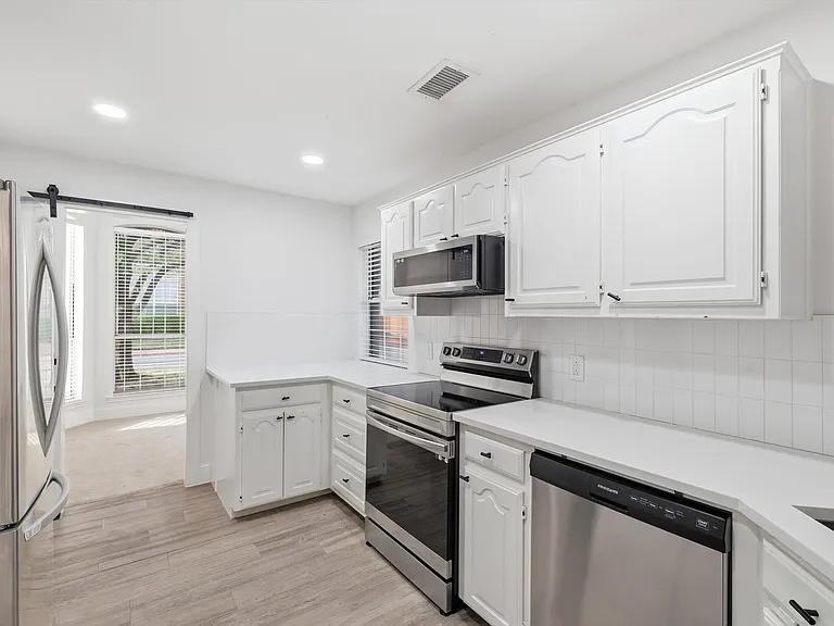 381 Arbor Ln — Photo 11