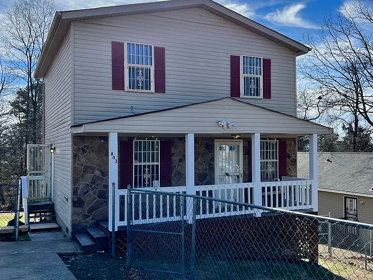 802 Aubrey Ave — Photo 1