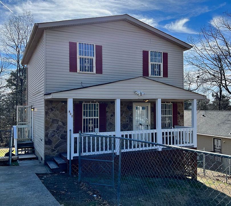 1st image of 802 Aubrey Ave