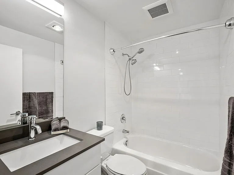 LYLA Eastlake Apartments — Photo 33
