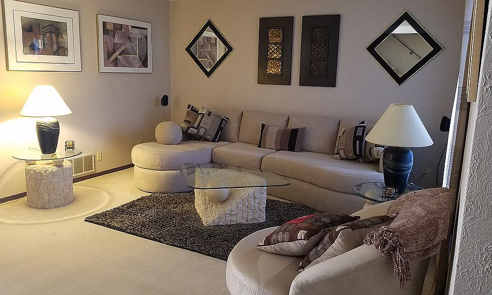 Spacious living room 