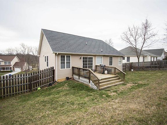 4th image of 224 Mountain Breeze Dr