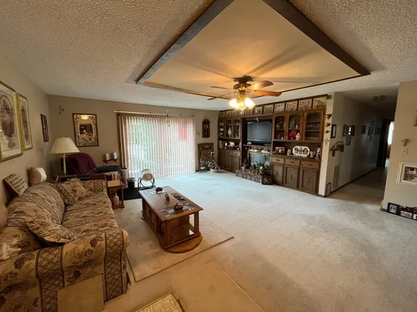 420 Dickinson Dr SE, Devils Lake, ND 58301