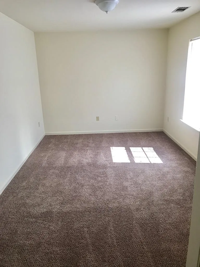 4 bed, 1224 sqft, $1,700 — Photo 3