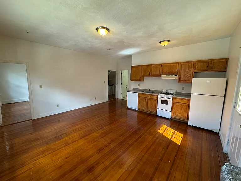 163 Strathmore Rd #3 — Photo 6