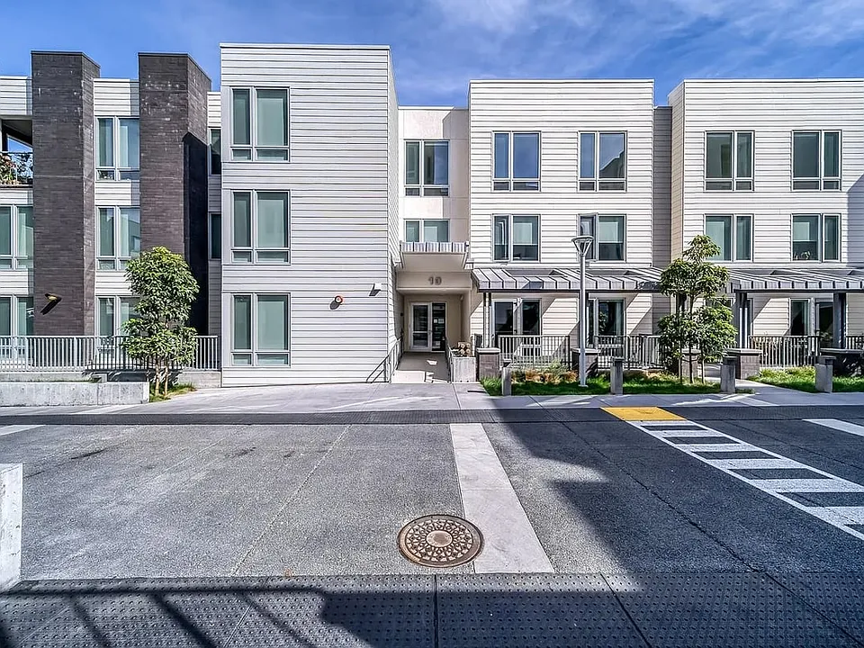 10 Kennedy Pl #209