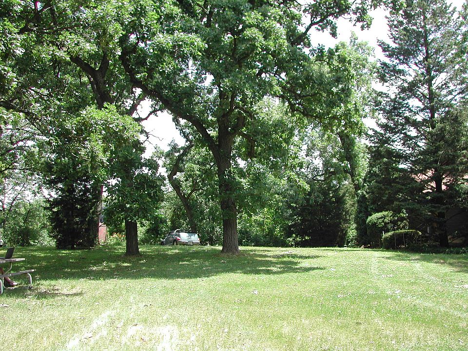 1st image of 1106 Holiday Dr #0