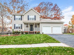81 Laura Cir, Cranston, RI 02920