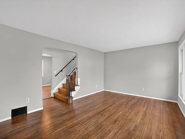 303 S Green Rd — Photo 5