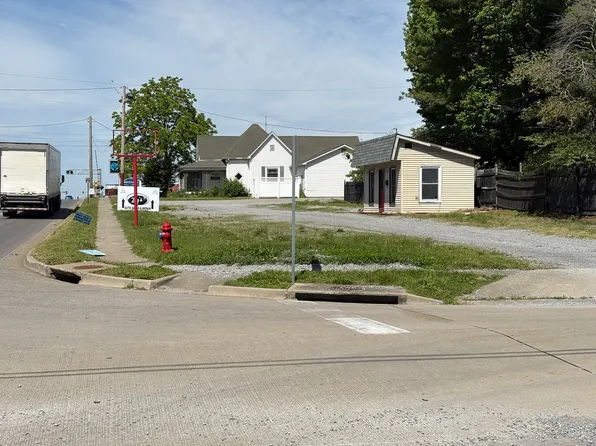200 W Deyoung St, Marion, IL 62959