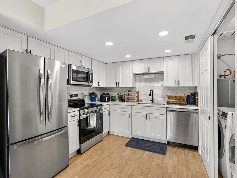 946 E Diamond Dr — Photo 2