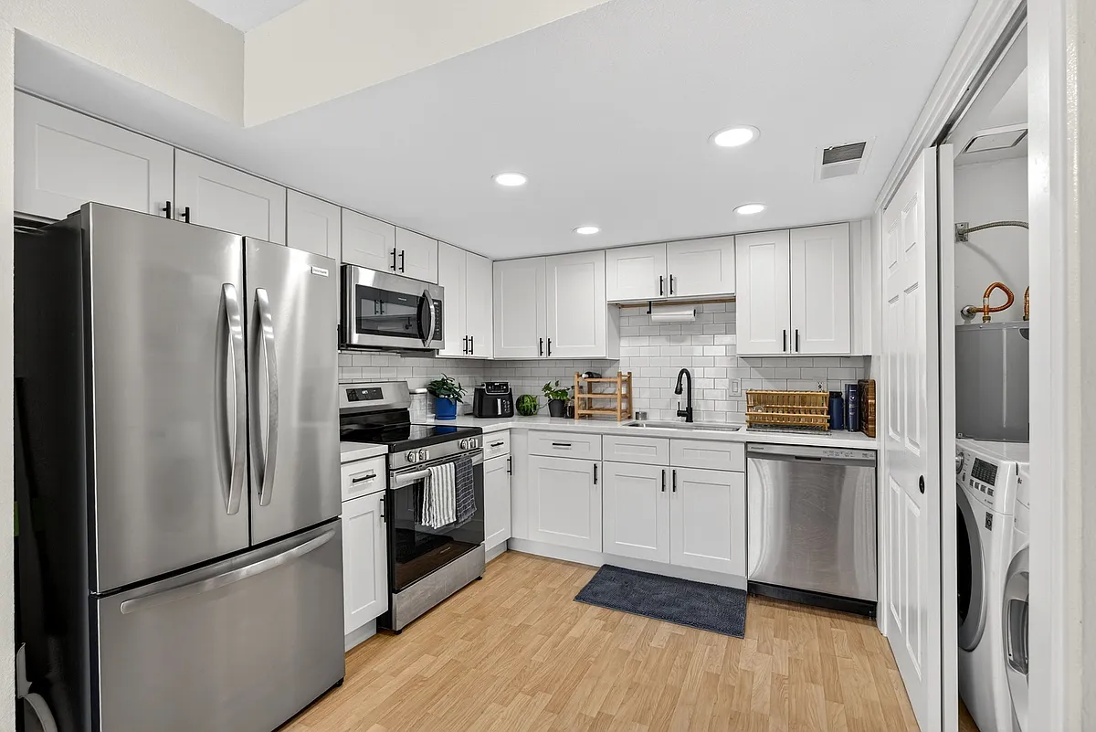 Building Photo - 946 E Diamond Dr