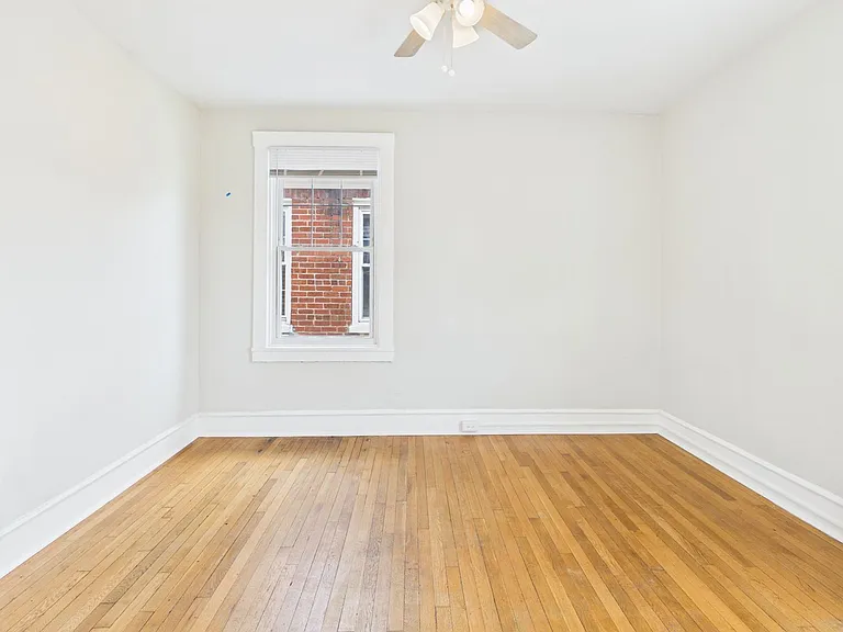 2400 Barton Ave — Photo 30