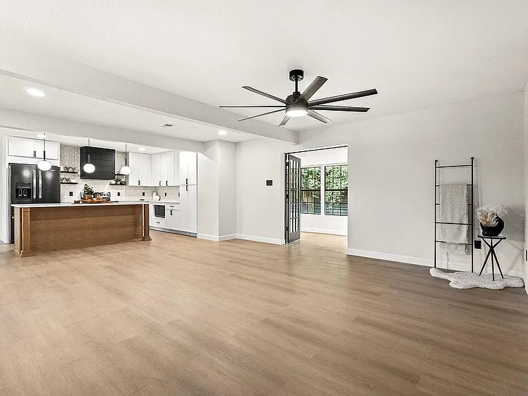 185 Lakeview Dr — Photo 3
