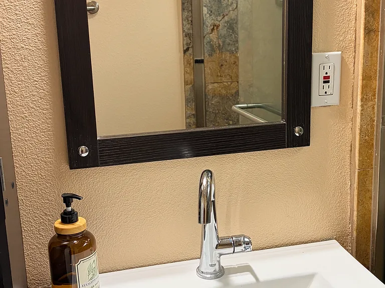 1308 N Hollywood Way — Photo 15
