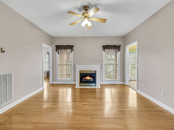 5th image of 320 E Franklin St APT 10